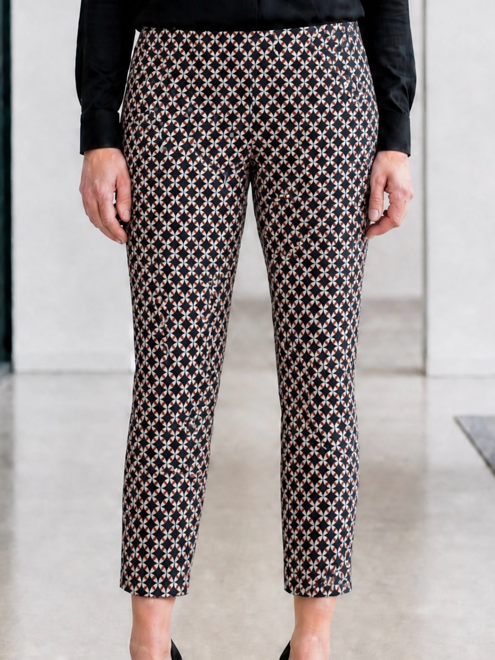 Donna Ricco NY Geometric Print Ankle Crop Pants Black Red Cotton Blend Sz 6 EUC